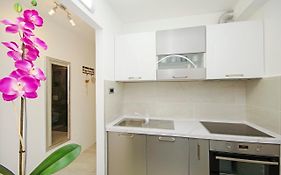 Split Symphony Garden: Modern, New Apartment